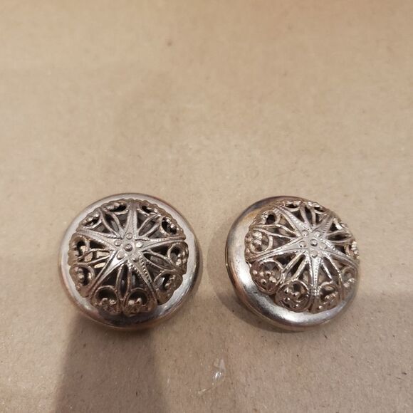 Vintage Antiqued Gold Round Clip On Earrings - Picture 1 of 8